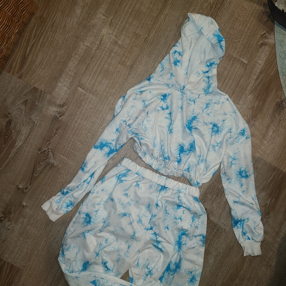 NWOT Cozy Blue and White Tie-Dye Crop Hoodie And Joggers Set L
